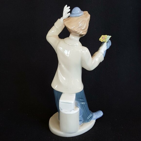 Vintage Porcelana De Cuernavaca Magician Clown Porcelain Figurine Flower 1993 - Picture 2 of 6